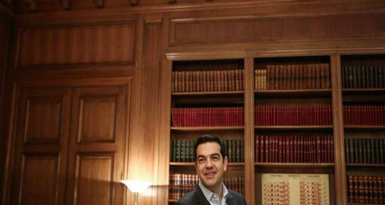 Κυβέρνηση: Μαλακώνει τη ρητορική της και δίνει το αφορολόγητο για να ξεκλειδώσει η αξιολόγηση