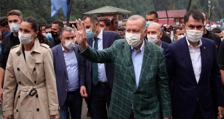 Τουρκία: Στήνει επικοινωνιακό σόου ο Ερντογάν από τη Μαύρη θάλασσα