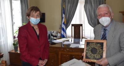 &Mu;&epsilon; &tau;&eta;&nu; &Pi;&rho;έ&sigma;&beta;&eta; &tau;&omicron;&upsilon; &Beta;&epsilon;&lambda;&gamma;ί&omicron;&upsilon; &sigma;&upsilon;&nu;&alpha;&nu;&tau;ή&theta;&eta;&kappa;&epsilon; &omicron; &Kappa;ώ&sigma;&tau;&alpha;&sigmaf; &Mu;&omicron;&upsilon;&tau;&zeta;&omicron;ύ&rho;&eta;&sigmaf;