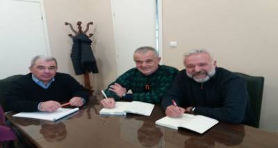 M&epsilon; &tau;&omicron;&nu; &epsilon;&pi;&iota;&chi;&epsilon;&iota;&rho;&eta;&mu;&alpha;&tau;&iota;&kappa;ό &kappa;ό&sigma;&mu;&omicron; &eta; &pi;&rho;ώ&tau;&eta; &sigma;&upsilon;&nu;ά&nu;&tau;&eta;&sigma;&eta; &tau;&omicron;&upsilon; &sigma;&upsilon;&nu;&delta;&upsilon;&alpha;&sigma;&mu;&omicron;ύ &Sigma;&Upsilon;&Mu;&Pi;&Alpha;&Rho;&Alpha;&Tau;&Alpha;&Xi;&Eta; &Pi;&Omicron;&Lambda;&Iota;&Tau;&Omega;&Nu;