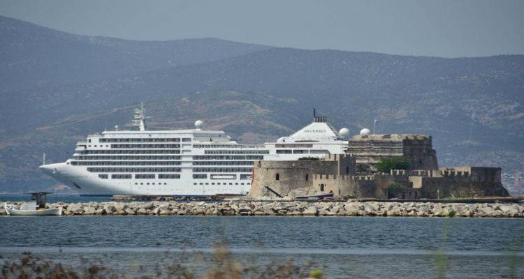 &Eta; &Epsilon;&lambda;&lambda;ά&delta;&alpha; &chi;ά&nu;&epsilon;&iota; 330.000 &epsilon;&pi;&iota;&beta;ά&tau;&epsilon;&sigmaf; &kappa;&rho;&omicron;&upsilon;&alpha;&zeta;&iota;έ&rho;&alpha;&sigmaf; &lambda;ό&gamma;&omega; &kappa;&rho;ί&sigma;&eta;&sigmaf; &sigma;&tau;&eta;&nu; &Tau;&omicron;&upsilon;&rho;&kappa;ί&alpha;