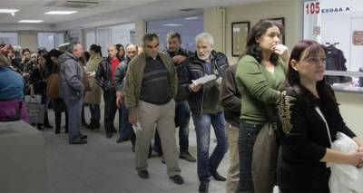 &Kappa;&alpha;&tau;&alpha;&sigma;&chi;έ&sigma;&epsilon;&iota;&sigmaf;, &laquo;&chi;&alpha;&rho;ά&tau;&sigma;&iota;&raquo; &sigma;&tau;&omicron;&upsilon;&sigmaf; &mu;&iota;&sigma;&theta;&omicron;ύ&sigmaf; &kappa;&alpha;&iota; έ&mu;&mu;&epsilon;&sigma;&omicron;&iota; &phi;ό&rho;&omicron;&iota; &laquo;&kappa;&rho;ά&tau;&eta;&sigma;&alpha;&nu;&raquo; &tau;&alpha; έ&sigma;&omicron;&delta;&alpha;