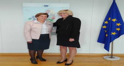 Με την Επίτροπο Περιφερειακής Πολιτικής συναντήθηκε η Χριστιάνα Καλογήρου