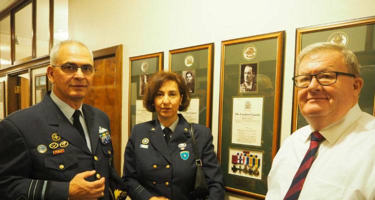 &Iota;&sigma;&tau;&omicron;&rho;&iota;&kappa;έ&sigmaf; &phi;&omega;&tau;&omicron;&gamma;&rho;&alpha;&phi;ί&epsilon;&sigmaf; &mu;&epsilon; &tau;&omicron;&upsilon;&sigmaf; ANZACs &sigma;&tau;&eta;&nu; &Epsilon;&lambda;&lambda;ά&delta;&alpha; &delta;&omega;&rho;ί&zeta;&omicron;&nu;&tau;&alpha;&iota; &sigma;&tau;&eta; &Lambda;έ&sigma;&chi;&eta; &Alpha;&pi;&omicron;&sigma;&tau;&rho;ά&tau;&omega;&nu; &Beta;&iota;&kappa;&tau;ώ&rho;&iota;&alpha;&sigmaf;