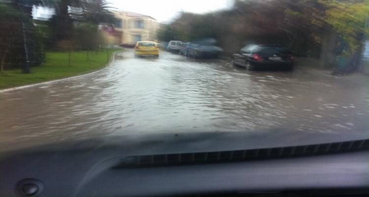 Εικόνες από τη βροχερή Μύρινα | Προβλήματα στις γνωστές περιοχές (photos)