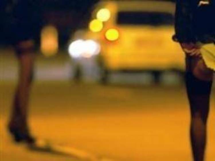 Η Γαλλία ποινικοποιεί την ερωτική συνεύρεση με ιερόδουλες