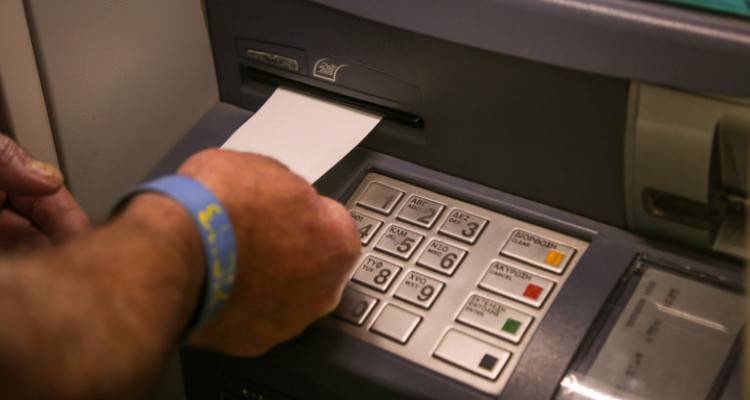 Ειρηνοδικείο: Υποχρέωση των τραπεζών να στέλνουν κάρτες και Pin μόνο με συστημένες επιστολές