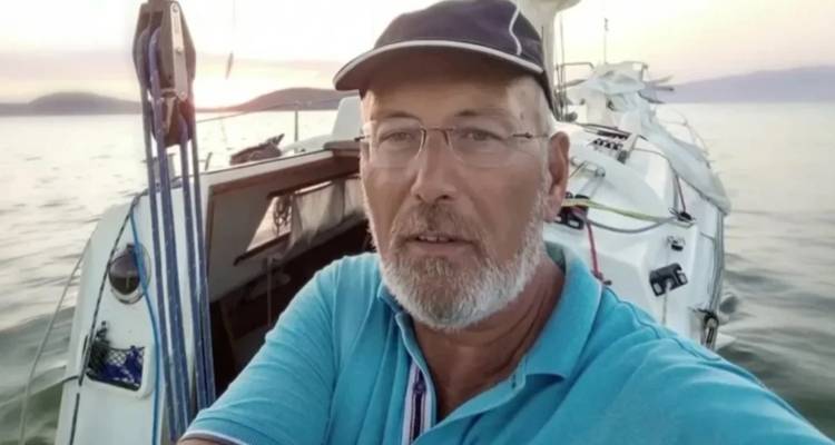 &Sigma;&upsilon;&nu;&epsilon;&chi;ί&zeta;&epsilon;&tau;&alpha;&iota; &tau;&omicron; &theta;&rho;ί&lambda;&epsilon;&rho; &tau;&eta;&sigmaf; &epsilon;&xi;&alpha;&phi;ά&nu;&iota;&sigma;&eta;&sigmaf; &tau;&omicron;&upsilon; &epsilon;&pi;&iota;&chi;&epsilon;&iota;&rho;&eta;&mu;&alpha;&tau;ί&alpha; &Sigma;&pi;ύ&rho;&omicron;&upsilon; &Rho;έ&tau;&sigma;&alpha; -&Eta; &tau;&epsilon;&lambda;&epsilon;&upsilon;&tau;&alpha;ί&alpha; &delta;&iota;&alpha;&delta;&rho;&omicron;&mu;ή &mu;&epsilon; &tau;&omicron; &tau;&alpha;&xi;ί, &omicron;&iota; &kappa;&iota;&nu;ή&sigma;&epsilon;&iota;&sigmaf; &sigma;&tau;&omicron; &sigma;&pi;ί&tau;&iota;