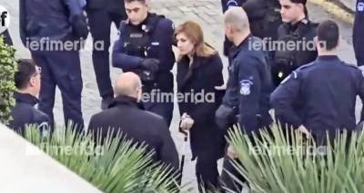 &Upsilon;&pi;&omicron;&beta;&alpha;&sigma;&tau;&alpha;&zeta;ό&mu;&epsilon;&nu;&eta;, &mu;&epsilon; &chi;&epsilon;&iota;&rho;&omicron;&pi;έ&delta;&epsilon;&sigmaf; &kappa;&alpha;&iota; &mu;&pi;&alpha;&sigma;&tau;&omicron;ύ&nu;&iota; &sigma;&tau;&omicron; &delta;&iota;&kappa;&alpha;&sigma;&tau;ή&rho;&iota;&omicron; &eta; &Rho;&omicron;ύ&lambda;&alpha; &Pi;&iota;&sigma;&pi;&iota;&rho;ί&gamma;&kappa;&omicron;&upsilon;