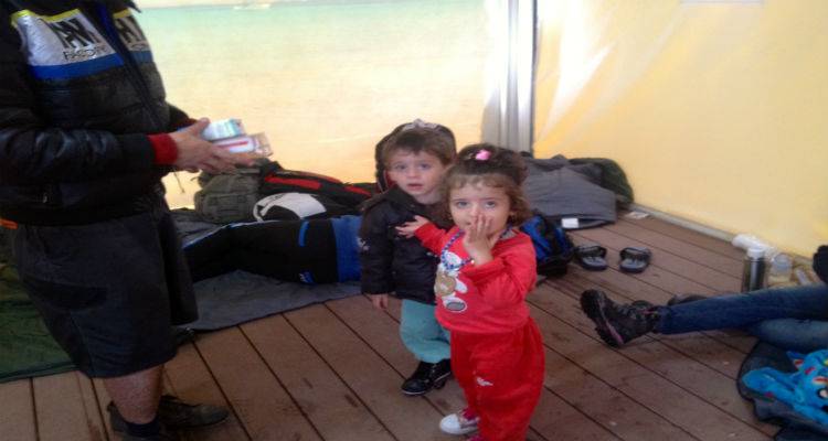 Στο πλευρό των προσφύγων οι κάτοικοι και ο Ερυθρός Σταυρός της Λήμνου (mp3 + photos)