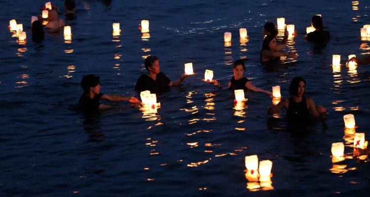 Συγκλονιστικές εικόνες στο Μάτι: 104 φαναράκια για τα θύματα της πυρκαγιάς στη μαρτυρική Αργυρά Ακτή
