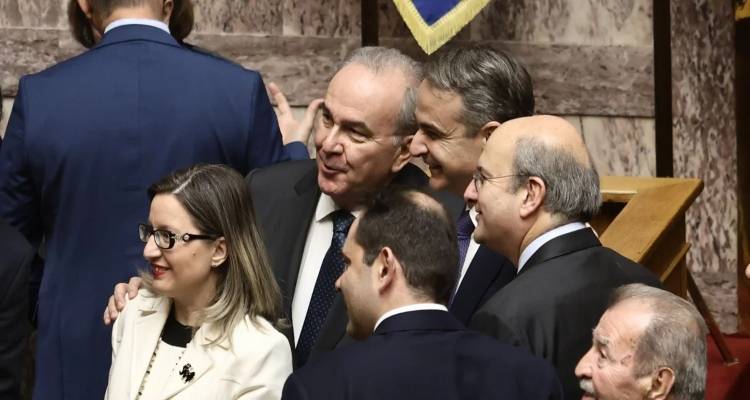 &Omicron;&iota; 4 &alpha;&nu;&epsilon;&xi;ά&rho;&tau;&eta;&tau;&omicron;&iota; &pi;&omicron;&upsilon; &upsilon;&pi;&epsilon;&rho;&psi;ή&phi;&iota;&sigma;&alpha;&nu; &tau;&omicron;&nu; &Pi;&rho;&omicron;ϋ&pi;&omicron;&lambda;&omicron;&gamma;&iota;&sigma;&mu;ό &kappa;&alpha;&iota; &tau;&omicron; &epsilon;&upsilon;&tau;&rho;ά&pi;&epsilon;&lambda;&omicron; &mu;&epsilon; &psi;ή&phi;&omicron; &tau;&omicron;&upsilon; &Alpha;. &Tau;&sigma;ί&pi;&rho;&alpha; -Ό&sigma;&alpha; έ&gamma;&iota;&nu;&alpha;&nu;, &sigma;&epsilon; &phi;&omega;&tau;ό