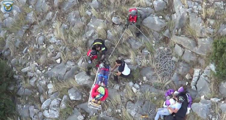 &Kappa;&alpha;&rho;έ - &kappa;&alpha;&rho;έ &eta; &delta;&iota;ά&sigma;&omega;&sigma;&eta; &kappa;&alpha;&iota; &mu;&epsilon;&tau;&alpha;&phi;&omicron;&rho;ά &tau;&rho;&alpha;&upsilon;&mu;&alpha;&tau;ί&alpha; &alpha;&pi;ό Super Puma &tau;&eta;&sigmaf; 130 &Sigma;/&Mu; &Lambda;ή&mu;&nu;&omicron;&upsilon; (video)