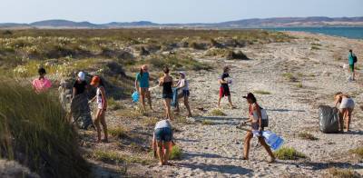 &Lambda;ή&mu;&nu;&omicron;&sigmaf;: &Omicron;&iota; &tau;&omicron;&upsilon;&rho;ί&sigma;&tau;&epsilon;&sigmaf; &tau;&omicron;&upsilon; &Kappa;έ&rho;&omicron;&upsilon;&sigmaf; &kappa;&alpha;&theta;ά&rho;&iota;&sigma;&alpha;&nu; &tau;&eta;&nu; &pi;&alpha;&rho;&alpha;&lambda;ί&alpha; (photos)