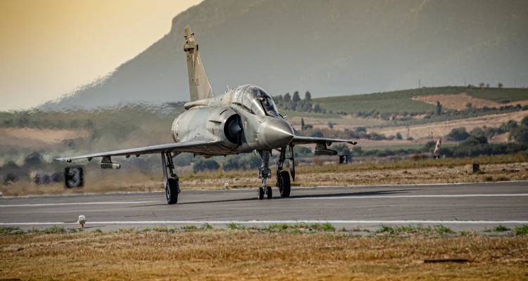 &Tau;&alpha;&nu;ά&gamma;&rho;&alpha;: &Pi;&omicron;&iota;&alpha; &epsilon;ί&nu;&alpha;&iota; &eta; &gamma;&upsilon;&nu;&alpha;ί&kappa;&alpha; &pi;&iota;&lambda;ό&tau;&omicron;&sigmaf;, &phi;ό&beta;&omicron;&sigmaf; &kappa;&alpha;&iota; &tau;&rho;ό&mu;&omicron;&sigmaf; &tau;&omega;&nu; &Tau;&omicron;ύ&rho;&kappa;&omega;&nu;, &pi;&omicron;&upsilon; &epsilon;&gamma;&kappa;&alpha;&tau;έ&lambda;&epsilon;&iota;&psi;&epsilon; &tau;&omicron; Mirage 2000-5