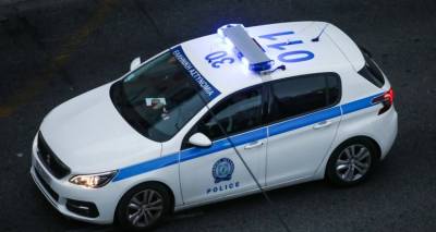 &Tau;&rho;&alpha;&gamma;&omega;&delta;ί&alpha; &sigma;&tau;&eta;&nu; &Alpha;&mu;&phi;&iota;&lambda;&omicron;&chi;ί&alpha;: 54&chi;&rho;&omicron;&nu;&omicron;&sigmaf; &sigma;&kappa;ό&tau;&omega;&sigma;&epsilon; &tau;&eta;&nu; &kappa;&omicron;&upsilon;&mu;&pi;ά&rho;&alpha; &tau;&omicron;&upsilon; &kappa;&alpha;&iota; &sigma;&tau;&eta; &sigma;&upsilon;&nu;έ&chi;&epsilon;&iota;&alpha; &alpha;&upsilon;&tau;&omicron;&kappa;&tau;ό&nu;&eta;&sigma;&epsilon;