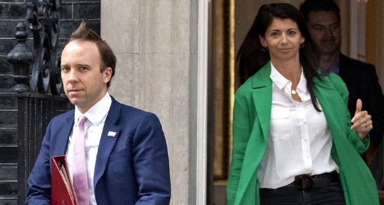 Βρετανία: Πονοκέφαλος για τον Μπόρις Τζόνσον το “σφιχταγκάλιασμα” του Ματ Χάνκοκ