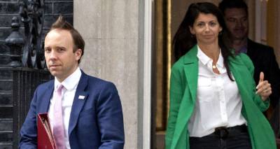 Βρετανία: Πονοκέφαλος για τον Μπόρις Τζόνσον το “σφιχταγκάλιασμα” του Ματ Χάνκοκ