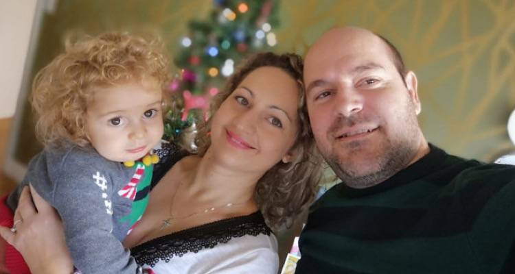 Συγκίνηση για τον Παναγιώτη-Ραφαήλ: Στέκεται όρθιος, πιάνει παιχνίδια, λέει ο πατέρας του