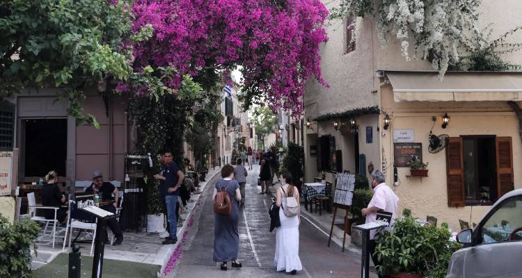 Ποια θα είναι τα προνόμια για τους εμβολιασμένους: Πού θα έχουν ελεύθερη πρόσβαση | Ερχεται και ο υποχρεωτικός εμβολιασμός
