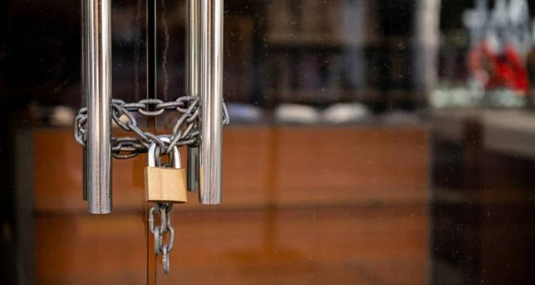 &Iota;&tau;&alpha;&lambda;ί&alpha;: &Omicron;&iota; &laquo;&Rho;&omicron;&mu;&pi;έ&nu; &tau;&omega;&nu; &Delta;&alpha;&sigma;ώ&nu;&raquo; &alpha;&phi;&alpha;&iota;&rho;&omicron;ύ&nu; &lambda;&omicron;&upsilon;&kappa;έ&tau;&alpha; &alpha;&pi;ό &delta;&iota;&alpha;&mu;&epsilon;&rho;ί&sigma;&mu;&alpha;&tau;&alpha; &beta;&rho;&alpha;&chi;&upsilon;&chi;&rho;ό&nu;&iota;&alpha;&sigmaf; &mu;ί&sigma;&theta;&omega;&sigma;&eta;&sigmaf; -&Gamma;&iota;&alpha;&tau;ί &tau;&omicron; &kappa;ά&nu;&omicron;&upsilon;&nu;