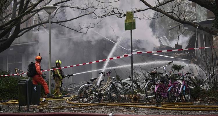 Έ&kappa;&rho;&eta;&xi;&eta; &sigma;&tau;&eta; &Chi;ά&gamma;&eta;: Έ&lambda;&lambda;&eta;&nu;&alpha;&sigmaf; &pi;&omicron;&lambda;&iota;&tau;&iota;&kappa;ό&sigmaf; &mu;&eta;&chi;&alpha;&nu;&iota;&kappa;ό&sigmaf;, &pi;&alpha;&tau;έ&rho;&alpha;&sigmaf; 3 &pi;&alpha;&iota;&delta;&iota;ώ&nu;, έ&nu;&alpha; &alpha;&pi;ό &tau;&alpha; &theta;ύ&mu;&alpha;&tau;&alpha; | &Sigma;&upsilon;&gamma;&kappa;&lambda;&omicron;&nu;ί&zeta;&epsilon;&iota; &eta; &sigma;ύ&zeta;&upsilon;&gamma;ό&sigmaf; &tau;&omicron;&upsilon;