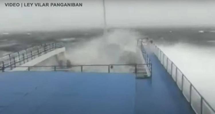 Βίντεο: Μανιασμένα κύματα χτυπούν πλοίο στις Φιλιππίνες εν μέσω κυκλώνα