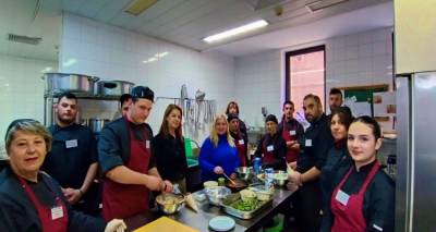 &Phi;ώ&tau;&alpha;, &kappa;ά&mu;&epsilon;&rho;&alpha; &kappa;&alpha;&iota;&hellip; &gamma;&epsilon;ύ&sigma;&epsilon;&iota;&sigmaf; &Lambda;ή&mu;&nu;&omicron;&upsilon;: &Eta; &delta;&eta;&mu;&iota;&omicron;&upsilon;&rho;&gamma;&iota;&kappa;ή &delta;&iota;&alpha;&delta;&rho;&omicron;&mu;ή &tau;&eta;&sigmaf; &Sigma;&Alpha;&Epsilon;&Kappa; &pi;&rho;&omicron;&sigmaf; &tau;&omicron;&nu; &delta;&iota;&alpha;&gamma;&omega;&nu;&iota;&sigma;&mu;ό &laquo;Comme des Chefs&raquo;