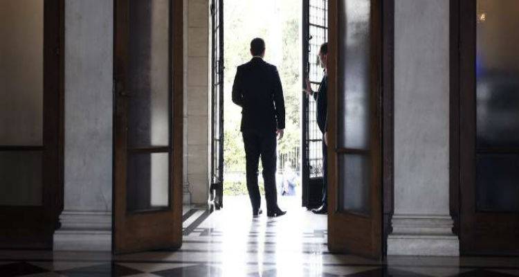 &Sigma;&tau;&alpha; &chi;έ&rho;&iota;&alpha; &tau;&eta;&sigmaf; &Alpha;&theta;ή&nu;&alpha;&sigmaf; &eta; &pi;&rho;ό&tau;&alpha;&sigma;&eta;-&pi;&alpha;&zeta;ά&rho;&iota; &gamma;&iota;&alpha; &tau;&alpha; &alpha;&nu;&tau;ί&mu;&epsilon;&tau;&rho;&alpha; | &Beta;&alpha;&rho;ύ&sigmaf; &omicron; &lambda;&omicron;&gamma;&alpha;&rho;&iota;&alpha;&sigma;&mu;ό&sigmaf; &gamma;&iota;&alpha; &tau;&eta;&nu; &alpha;&xi;&iota;&omicron;&lambda;ό&gamma;&eta;&sigma;&eta;