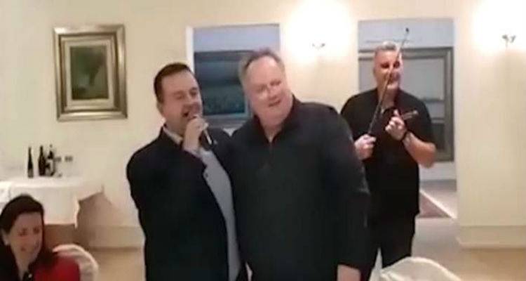 &Omicron; &Sigma;έ&rho;&beta;&omicron;&sigmaf; &Upsilon;&Pi;&Epsilon;&Xi; &tau;&rho;&alpha;&gamma;&omicron;ύ&delta;&eta;&sigma;&epsilon; &tau;&omicron; &laquo;&Mu;&eta; &mu;&omicron;&upsilon; &theta;&upsilon;&mu;ώ&nu;&epsilon;&iota;&sigmaf; &mu;ά&tau;&iota;&alpha; &mu;&omicron;&upsilon;&raquo; &sigma;&tau;&omicron;&nu; &Nu;ί&kappa;&omicron; &Kappa;&omicron;&tau;&zeta;&iota;ά | Έ&sigma;&pi;&alpha;&sigma;&epsilon; &kappa;&alpha;&iota; &pi;&iota;ά&tau;&alpha; (video)