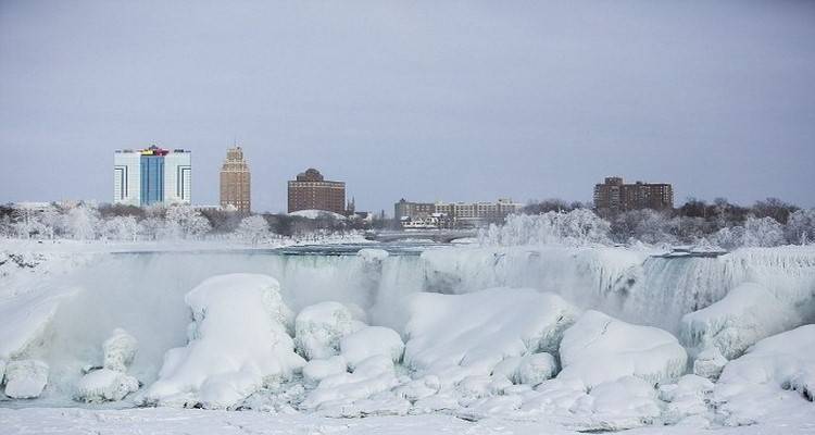 Πάγωσαν οι καταρράκτες του Νιαγάρα (photos)