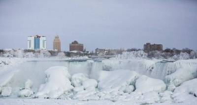 Πάγωσαν οι καταρράκτες του Νιαγάρα (photos)