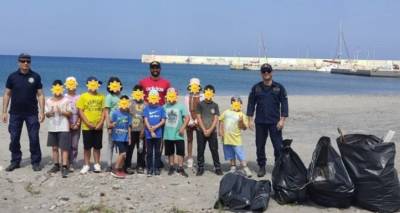 Ά&gamma;&iota;&omicron;&sigmaf; &Epsilon;&upsilon;&sigma;&tau;&rho;ά&tau;&iota;&omicron;&sigmaf;: &Mu;&alpha;&theta;&eta;&tau;έ&sigmaf; &delta;&eta;&mu;&omicron;&tau;&iota;&kappa;&omicron;ύ &kappa;&alpha;&theta;ά&rho;&iota;&sigma;&alpha;&nu; &tau;&eta;&nu; &pi;&alpha;&rho;&alpha;&lambda;ί&alpha; &tau;&omicron;&upsilon; &nu;&eta;&sigma;&iota;&omicron;ύ