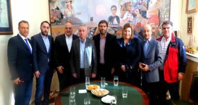 &Sigma;&upsilon;&nu;ά&nu;&tau;&eta;&sigma;&eta; &sigma;&tau;&omicron; &Delta;&eta;&mu;&alpha;&rho;&chi;&epsilon;ί&omicron; &gamma;&iota;&alpha; &tau;&eta; &delta;&omega;&rho;&epsilon;ά &tau;&omicron;&upsilon; &Iota;&delta;&rho;ύ&mu;&alpha;&tau;&omicron;&sigmaf; &Mu;&pi;&omicron;ύ&mu;&pi;&omicron;&upsilon;&rho;&alpha; &sigma;&tau;&omicron;&upsilon;&sigmaf; &kappa;&alpha;&tau;&omicron;ί&kappa;&omicron;&upsilon;&sigmaf; &tau;&eta;&sigmaf; &Lambda;ή&mu;&nu;&omicron;&upsilon;