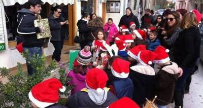 Γέμισε η αγορά της Μύρινας μικρούς αγιοβασίληδες και κάλαντα (photos)