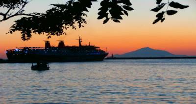 "&Pi;&lambda;&omicron;ί&omicron; &alpha;&pi;ό &Theta;&epsilon;&sigma;&sigma;&alpha;&lambda;&omicron;&nu;ί&kappa;&eta; &kappa;&alpha;&iota; &sigma;&upsilon;&chi;&nu;ό&tau;&epsilon;&rho;&alpha; &delta;&rho;&omicron;&mu;&omicron;&lambda;ό&gamma;&iota;&alpha; &alpha;&pi;ό &Lambda;ή&mu;&nu;&omicron; &pi;&rho;&omicron;&sigmaf; &Lambda;έ&sigma;&beta;&omicron;" &tau;&alpha; &theta;έ&mu;&alpha;&tau;&alpha; &pi;&omicron;&upsilon; έ&theta;&epsilon;&sigma;&epsilon; &eta; &Kappa;&alpha;&lambda;&omicron;&gamma;ή&rho;&omicron;&upsilon; &sigma;&tau;&omicron; &Sigma;&Alpha;&Sigma;