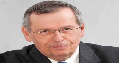 &Sigma;&tau;έ&phi;&alpha;&nu;&omicron;&sigmaf; &Mu;ά&nu;&omicron;&sigmaf;: &laquo;&Omicron;&iota; &Delta;ή&mu;&alpha;&rho;&chi;&omicron;&iota; &theta;&epsilon;&omega;&rho;&omicron;ύ&nu; &tau;&omicron;&nu; &epsilon;&lambda;&lambda;&eta;&nu;&iota;&kappa;ό &lambda;&alpha;ό &eta;&lambda;ί&theta;&iota;&omicron;!&raquo;
