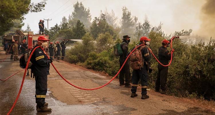 Φωτιά στην Εύβοια: Δραματικές στιγμές στη Γαλατσώνα - Αγωνία για την Ιστιαία