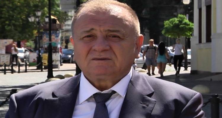 &Mu;&pi;&omicron;ύ&mu;&pi;&omicron;&upsilon;&rho;&alpha;&sigmaf;: &laquo;&Mu;&epsilon; &alpha;&pi;έ&tau;&rho;&epsilon;&psi;&alpha;&nu; &nu;&alpha; &alpha;&sigma;&chi;&omicron;&lambda;&eta;&theta;ώ &mu;&epsilon; &tau;&omicron;&nu; Ά&rho;&eta;&raquo;