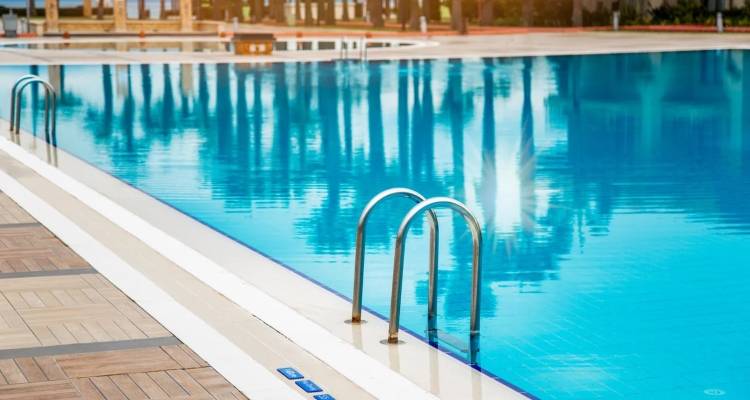 &Tau;&rho;&alpha;&gamma;&omega;&delta;ί&alpha; &sigma;&tau;&eta;&nu; &Pi;ά&rho;&omicron; &mu;&epsilon; &tau;&omicron;&nu; 4&chi;&rho;&omicron;&nu;&omicron;: &Tau;&alpha; &kappa;&rho;ί&sigma;&iota;&mu;&alpha; &lambda;&epsilon;&pi;&tau;ά &sigma;&tau;&eta;&nu; &pi;&iota;&sigma;ί&nu;&alpha; -&Tau;&iota; &upsilon;&pi;&omicron;&sigma;&tau;&eta;&rho;ί&zeta;&omicron;&upsilon;&nu; &omicron; &iota;&delta;&iota;&omicron;&kappa;&tau;ή&tau;&eta;&sigmaf; &kappa;&alpha;&iota; &omicron; &pi;&alpha;&tau;έ&rho;&alpha;&sigmaf;, &omicron;&iota; &delta;ύ&omicron; &epsilon;&kappa;&delta;&omicron;&chi;έ&sigmaf;