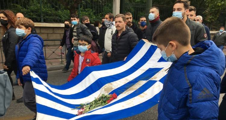 &Pi;&omicron;&lambda;&upsilon;&tau;&epsilon;&chi;&nu;&epsilon;ί&omicron;: &Sigma;&tau;&alpha; &chi;έ&rho;&iota;&alpha; &mu;&iota;&kappa;&rho;ώ&nu; &pi;&alpha;&iota;&delta;&iota;ώ&nu; &eta; &alpha;&iota;&mu;&alpha;&tau;&omicron;&beta;&alpha;&mu;&mu;έ&nu;&eta; &sigma;&eta;&mu;&alpha;ί&alpha;