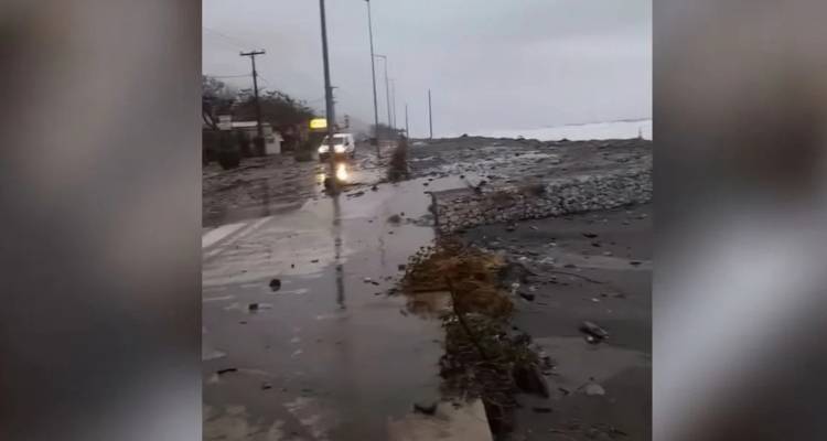 Η κακοκαιρία Bora σάρωσε τα παράλια της Λάρισας -Η θάλασσα «κατάπιε» τον δρόμο σε Βελίκα και Αγιά