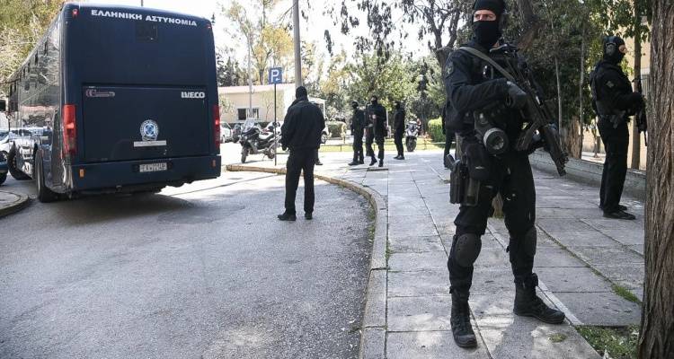 &Delta;έ&kappa;&alpha; &omicron;&iota; &sigma;&upsilon;&lambda;&lambda;ή&psi;&epsilon;&iota;&sigmaf; &alpha;&pi;ό &tau;&eta;&nu; &Alpha;&nu;&tau;&iota;&tau;&rho;&omicron;&mu;&omicron;&kappa;&rho;&alpha;&tau;&iota;&kappa;ή | &Sigma;&upsilon;&nu;&delta;έ&omicron;&nu;&tau;&alpha;&iota; &kappa;&alpha;&iota; &mu;&epsilon; &tau;&omicron;&nu; &phi;ά&kappa;&epsilon;&lambda;&omicron;-&beta;ό&mu;&beta;&alpha; &sigma;&tau;&omicron; &epsilon;&phi;&epsilon;&tau;&epsilon;ί&omicron; &tau;&eta;&sigmaf; &Theta;&epsilon;&sigma;&sigma;&alpha;&lambda;&omicron;&nu;ί&kappa;&eta;&sigmaf;