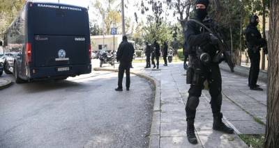 &Delta;έ&kappa;&alpha; &omicron;&iota; &sigma;&upsilon;&lambda;&lambda;ή&psi;&epsilon;&iota;&sigmaf; &alpha;&pi;ό &tau;&eta;&nu; &Alpha;&nu;&tau;&iota;&tau;&rho;&omicron;&mu;&omicron;&kappa;&rho;&alpha;&tau;&iota;&kappa;ή | &Sigma;&upsilon;&nu;&delta;έ&omicron;&nu;&tau;&alpha;&iota; &kappa;&alpha;&iota; &mu;&epsilon; &tau;&omicron;&nu; &phi;ά&kappa;&epsilon;&lambda;&omicron;-&beta;ό&mu;&beta;&alpha; &sigma;&tau;&omicron; &epsilon;&phi;&epsilon;&tau;&epsilon;ί&omicron; &tau;&eta;&sigmaf; &Theta;&epsilon;&sigma;&sigma;&alpha;&lambda;&omicron;&nu;ί&kappa;&eta;&sigmaf;