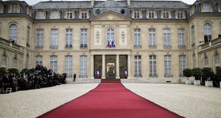 &Gamma;&alpha;&lambda;&lambda;ί&alpha;: &Omicron; &Mu;&alpha;&kappa;&rho;ό&nu; &alpha;&nu;&alpha;&lambda;&alpha;&mu;&beta;ά&nu;&epsilon;&iota; &sigma;ή&mu;&epsilon;&rho;&alpha; &tau;&eta;&nu; &pi;&rho;&omicron;&epsilon;&delta;&rho;ί&alpha; | &laquo;&Alpha;&sigma;&tau;&alpha;&kappa;ό&sigmaf;&raquo; &tau;&omicron; &Pi;&alpha;&rho;ί&sigma;&iota;