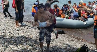 &Lambda;έ&sigma;&beta;&omicron;&sigmaf;: &Sigma;&upsilon;&gamma;&kappa;&lambda;&omicron;&nu;&iota;&sigma;&tau;&iota;&kappa;έ&sigmaf; &epsilon;&iota;&kappa;ό&nu;&epsilon;&sigmaf; &mu;&epsilon; &pi;&rho;ό&sigma;&phi;&upsilon;&gamma;&alpha; &pi;&omicron;&upsilon; έ&phi;&tau;&alpha;&sigma;&epsilon; &sigma;&tau;&omicron; &nu;&eta;&sigma;ί &kappa;&omicron;&upsilon;&beta;&alpha;&lambda;ώ&nu;&tau;&alpha;&sigmaf; &sigma;&tau;&omicron;&upsilon;&sigmaf; ώ&mu;&omicron;&upsilon;&sigmaf; &tau;&eta;&nu; &tau;&upsilon;&phi;&lambda;ή &gamma;&upsilon;&nu;&alpha;ί&kappa;&alpha; &tau;&omicron;&upsilon; &kappa;&alpha;&iota; &sigma;&tau;&alpha; &chi;έ&rho;&iota;&alpha; &tau;&omicron; &pi;&alpha;&iota;&delta;ί &tau;&omicron;&upsilon;&sigmaf;