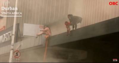 Νότια Αφρική: Μητέρα πετά το μωρό της από φλεγόμενο κτίριο για να το σώσει [βίντεο]