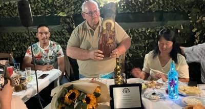 &Tau;&omicron; &Epsilon;&Pi;&Alpha;&Lambda; &Mu;&omicron;ύ&delta;&rho;&omicron;&upsilon; &alpha;&pi;&omicron;&chi;&alpha;&iota;&rho;&epsilon;&tau;ά &gamma;&lambda;&upsilon;&kappa;ά &tau;&omicron;&nu; &epsilon;&pi;&iota; 18 &chi;&rho;ό&nu;&iota;&alpha; &delta;&iota;&epsilon;&upsilon;&theta;&upsilon;&nu;&tau;ή &tau;&omicron;&upsilon; &Chi;. &Pi;&omicron;&rho;&phi;ύ&rho;&eta;