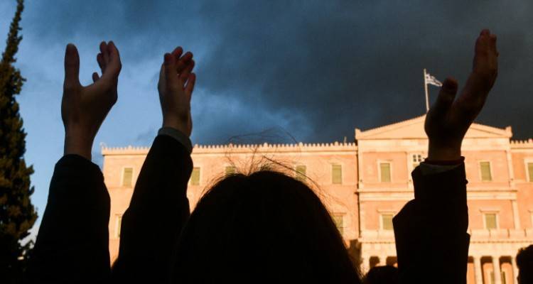 Καρναβάλι και συγκεντρώσεις «βάζουν φωτιά»- Πολιτικό μορατόριουμ για τις διαδηλώσεις ζητούν οι ειδικοί