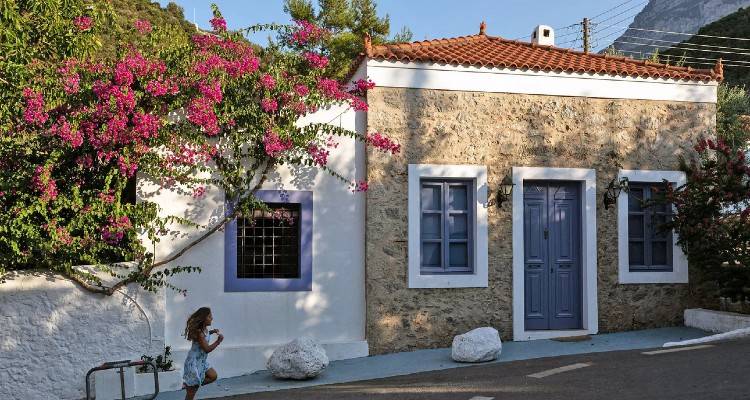 Συνεδριάζουν σήμερα οι ειδικοί | Τι συζητούν να ανοίξει από Δευτέρα, το σχέδιο που εξετάζουν για Πάσχα στο χωριό